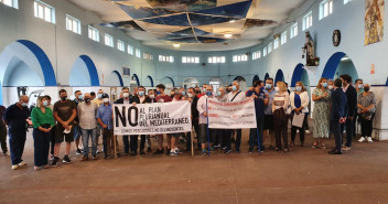 Los tres senadores PP de Murcia apoyan a los pescadores en el puerto de Cartagena