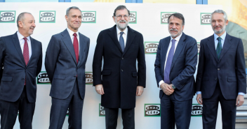 El presidente del Gobierno, Mariano Rajoy, antes de comenzar la entrevista en Onda Cero