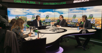 El presidente del Gobierno, Mariano Rajoy, responde a las preguntas durante una entrevista en Onda Cero