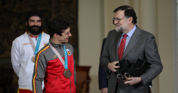El presidente del Gobierno, Mariano Rajoy, recibe un obsequio de los medallistas en los JJ.OO. de Invierno en Corea