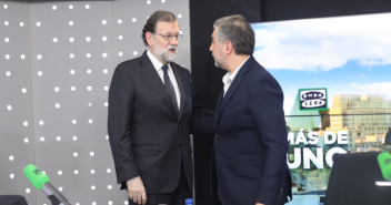 Rajoy y Alsina charlan antes de comenzar la entrevista en el programa 