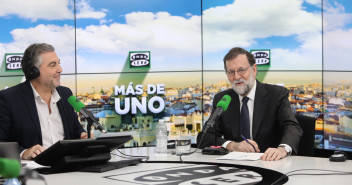 Mariano Rajoy y Carlos Alsina charlan durante una entrevista en 
