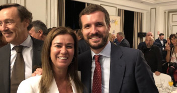 La senadora del Grupo Parlamentario Popular, Teresa Ruiz-Sillero, con Pablo Casado