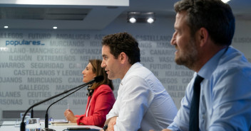 Teodoro García Egea, Jaime de Olano e Isabel Borrego en la inauguración de la tercera jornada del seminario del PP “Activemos España. Impulsando el Turismo”