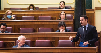 El secretario general del Partido Popular, Teodoro García Egea, interviene en la Sesión de Control