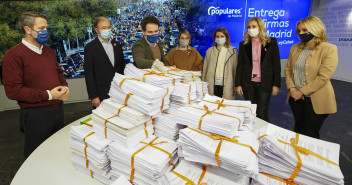 El secretario general del Partido Popular, Teodoro García Egea, ha entregado a la Plataforma Más Plurales las más de 55.000 firmas recogidas por el PP de Madrid