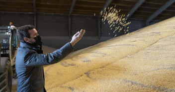 Pablo Casado en su visita a las instalaciones de Comercial ALECA en Gimenells (Lleida)