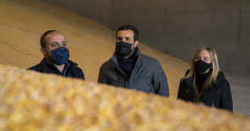 Pablo Casado en su visita a las instalaciones de Comercial ALECA en Gimenells (Lleida)