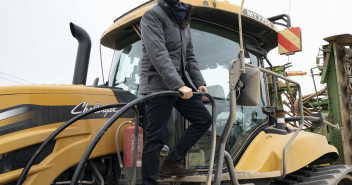 Pablo Casado en su visita a las instalaciones de Comercial ALECA en Gimenells (Lleida)