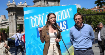 Andrea Levy y José Luis Martínez-Almeida esta mañana en el Retiro en una mesa informativa