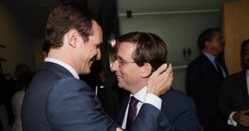 Pablo Casado y José Luis Martínez-Almeida en el acto de constitución de la corporación municipal, elección y toma de posesión del alcalde de Madrid