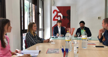 Pablo Montesinos mantiene un encuentro con jóvenes empresarios de Málaga