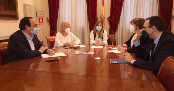 El senador por Cantabria, Javier Puente, la senadora por Castilla-La Mancha, Carolina Agudo y la senadora por Murcia, Violante Tomás en su reunión con  representantes la Federación de Familias Numerosas.