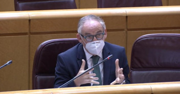 El senador por A Coruña, Miguel Lorenzo, durante la Comisión de Cultura del Senado