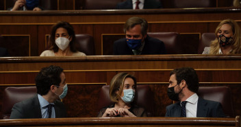 Pablo Casado, Teodoro García Egea, y Cuca Gamarra durante la Sesión de Control