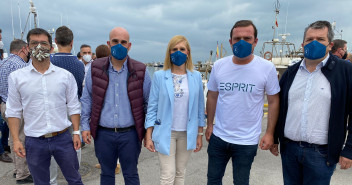 Salomé Pradas en el puerto de Castellón junto a las cofradías de pescadores