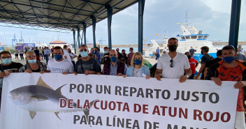 Salomé Pradas en el puerto de Castellón junto a las cofradías de pescadores