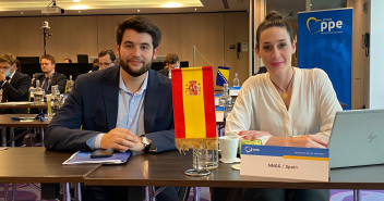 El secretario general de NNGG, Carlos Angrisano y Edelmira Ferri durante el XIII Congreso de YEEP