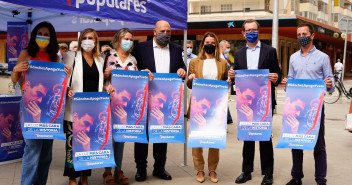 Javier Maroto, Salomé Pradas y Marga Prohens en la carpa informativa #SánchezApagaYvete, en Palma de Mallorca