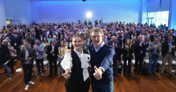 Alberto Núñez Feijóo y Marga Prohens al finalizar el acto.