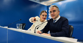 El coordinador general del Partido Popular, Elías Bendodo, junto a Marga Prohens, candidata del PP a la presidencia de Baleares y presidenta del PP de las Islas Baleares