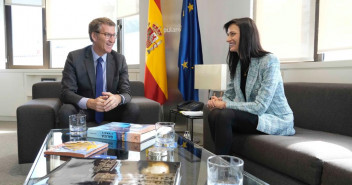 El presidente del Partido Popular, Alberto Núñez Feijóo,junto a la comisaria de Innovación, Investigación, Cultura, Educación y Juventud de la Unión Europea, Mariya Gabriel