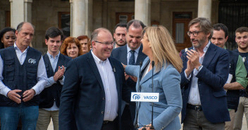El vicesecretario de Organización, Miguel Tellado, en su visita a Vitoria junto a Carlos Iturgaiz, presidente del PP Vasco, e Iñaki Oyarzabal e Ainhoa Domaica