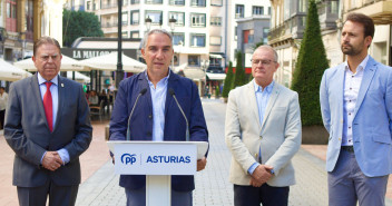 El coordinador general del PP, Elías Bendodo, atiende a los medios de comunicación