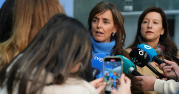 La vicesecretaria de Organización Territorial, Carmen Fúnez, atiende a los medios en Ourense