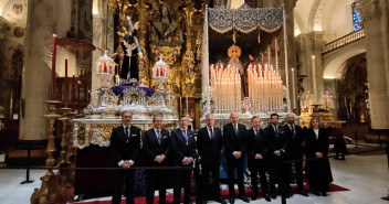Juan Bravo visita la Archicofradía Sacramental de Pasión junto al alcalde de Sevilla, José Luis Sanz.