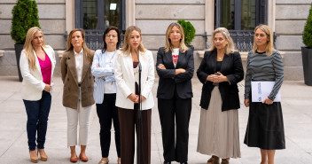 Noelia Núñez junto al resto de parlamentarias