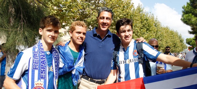 Xavi Garcia Albiol con seguidores del Espanyol