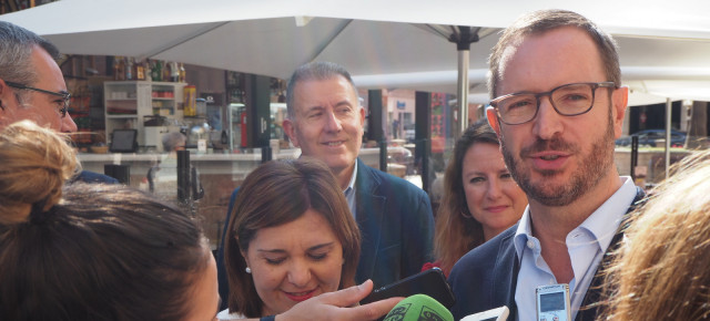 Javier Maroto atiende a los medios de comunicación en Castellón