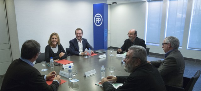 María Dolores de Cospedal y Javier Maroto se reúnen con representantes de CC.OO y UGT