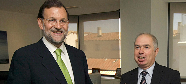 Mariano Rajoy con el ganador del premio 