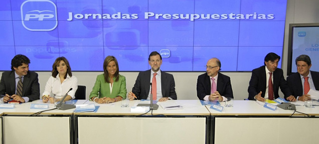 Mariano Rajoy, acompañado por Jorge Moragas, Soraya Sáenz de Santamaría, Ana Mato, Cristóbal Montoro, Bermúdez de Castro y Federico Trillo durante la Jornada Presupuestaria del PP