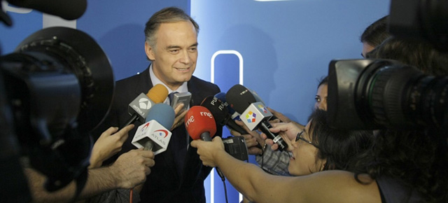 Esteban González Pons atiende a los medios de comunicación