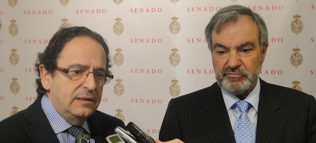 Los senadores Luis Aznar y Luis Peral hacen declaraciones a los medios de comunicación