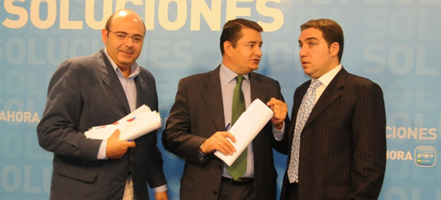 De izquierda a derecha: el presidente del PP de Granada, Sebastián Pérez; el secretario general del PP andaluz, Antonio Sanz; el presidente del PP de Málaga, Elías Bendodo