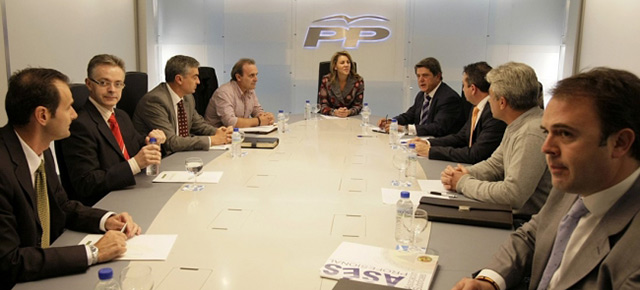 María Dolores de Cospedal con representantes de asociaciones de Guardia Civiles previa a la comisión de Interior del PP 