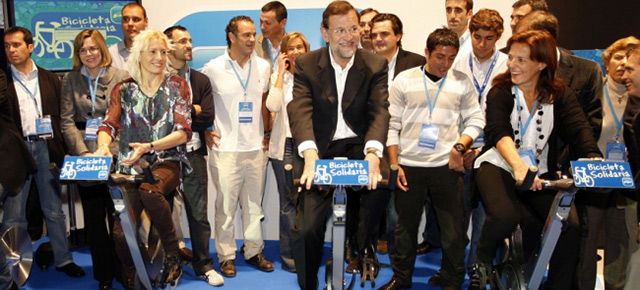 El presidente del Partido Popular, acude durante el segundo día de convención a un encuentro con deportistas de élite.