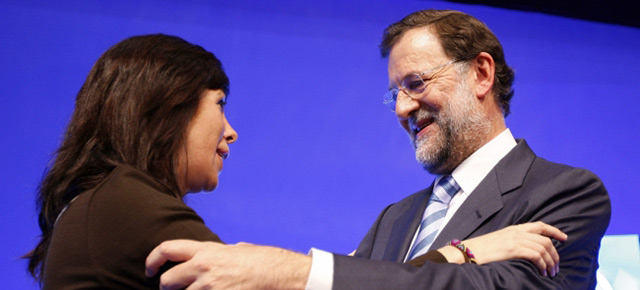 El abrazo de Mariano Rajoy y Alicia Sánchez Camacho 