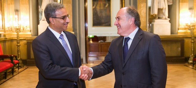 El senador popular José Ignacio Landaluce con el embajador de la India, Venkatesh Varma