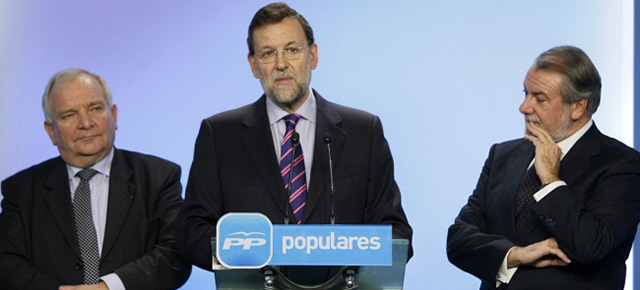 Mariano Rajoy y Jaime Mayor Oreja con Joseph Daul
