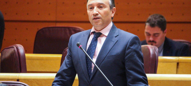 Laureano León durante su intervención en el Senado