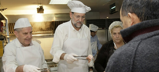 Rajoy visita el comedor social de El Batán