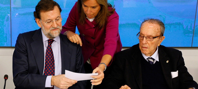 Mariano Rajoy con Ana Mato y Manuel Fraga durante la Junta Directiva Nacional 