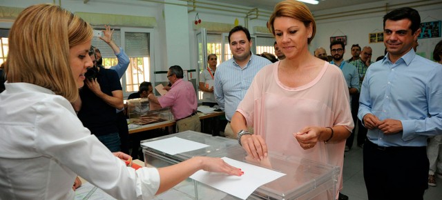 La secretaria general del PP, Mª Dolores de Cospedal, ejerciendo su derecho a voto