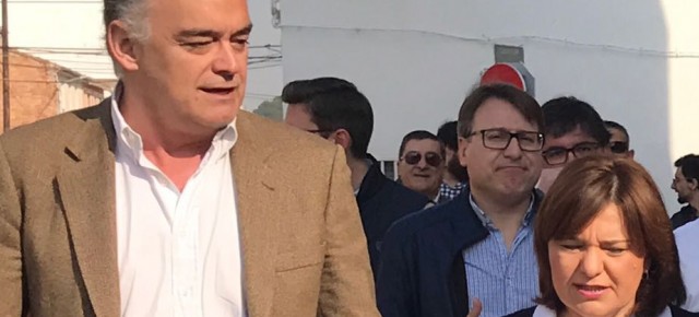 El portavoz del PP en el Parlamento Europeo, Esteban González Pons acompaña a Isabel Bonig en Valencia