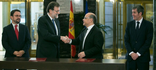 Mariano Rajoy y José Miguel Barragán (CC) firman el acuerdo presupuestario para poder aprobar los PGE 2017